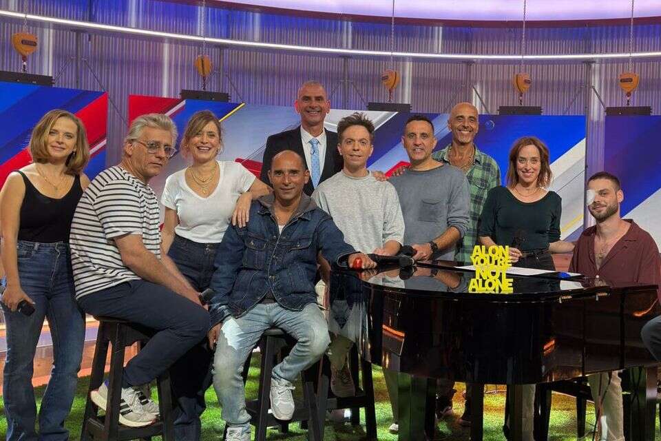 אלון אהל ינגן על הפסנתר הערב בארץ נהדרת , באדיבות קשת 12