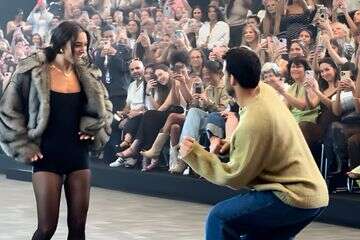 יובל כספית והארוס רוקדים על המסלול