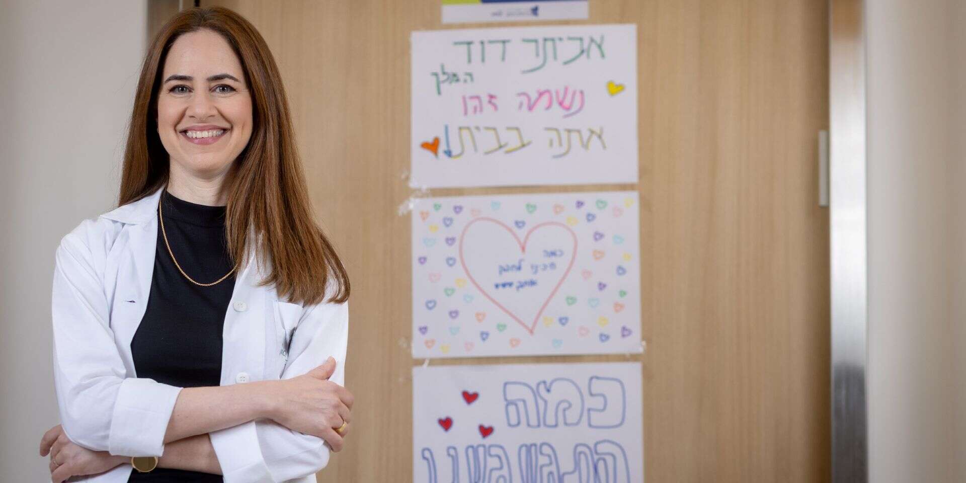 החיוך שאומר הכל.
פרופ' אליקים־רז מחוץ לחדרו של אביתר דוד לאחר שחרורו מהמחלקה
, אריק סולטן