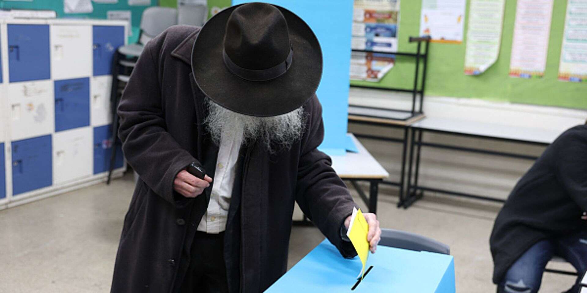 חרדי מצביע בקלפי (ארכיון) , דוד כהן-ג׳יני