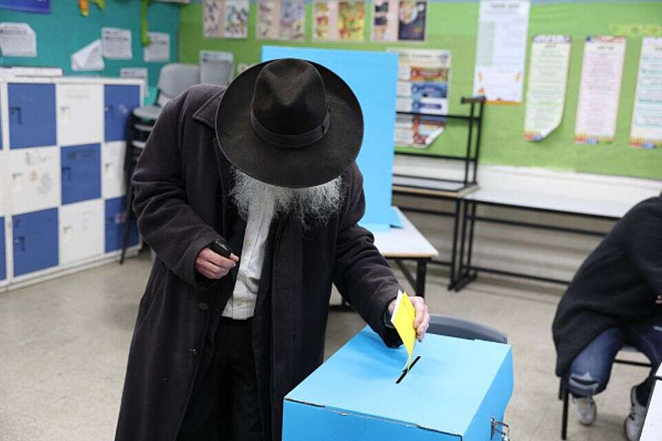 חרדי מצביע בקלפי (ארכיון) ,  דוד כהן-ג׳יני