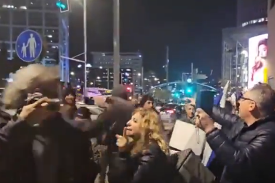 הצלם רועי אחירון תוקף מפגינה בקפלן , צ.מסך