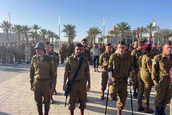 "העדפתי להיפצע בעצמי ושלא יקרה לחברים שלי כלום". דניאל קופילוב , אוסף פרטי