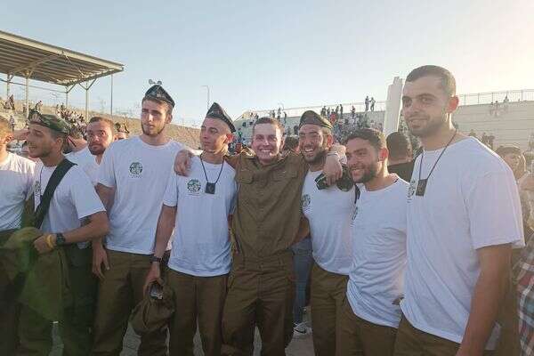 "העדפתי להיפצע בעצמי ושלא יקרה לחברים שלי כלום". דניאל קופילוב , אוסף פרטי