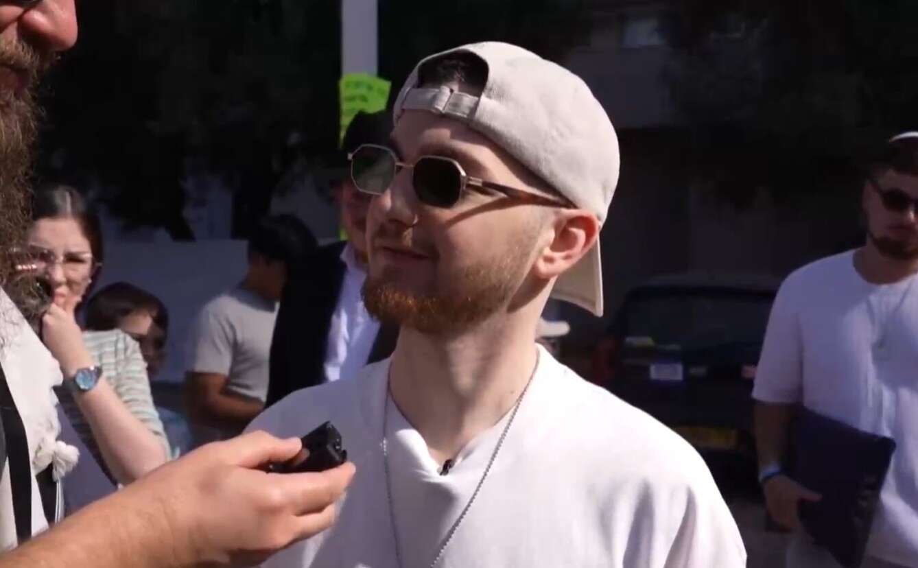 "החלונות נופצו, לפחות אני לא במנהרה": שורד השבי הגיע לתחנת המשטרה