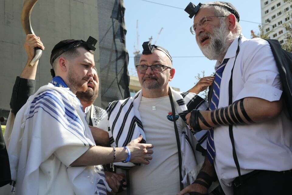 בר קופרשטיין באירוע הנחת תפילין המוני בכיכר החטופים , גדעון מרקוביץ'