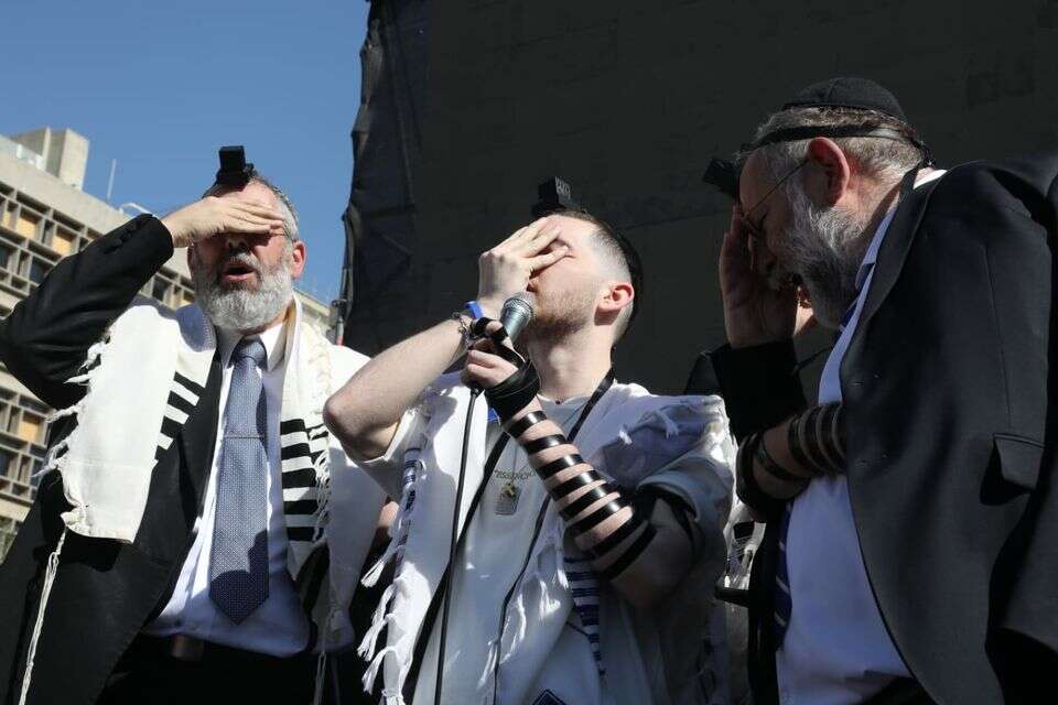 בר קופרשטיין באירוע הנחת תפילין המוני בכיכר החטופים , גדעון מרקוביץ'