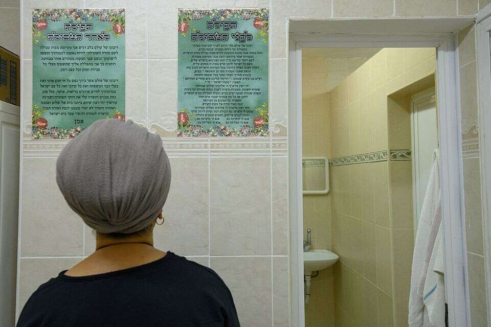 "אסור להפוך את המקוואות ללוח מודעות" // אילוסטרציה , אייל מרגולין - ג׳יני