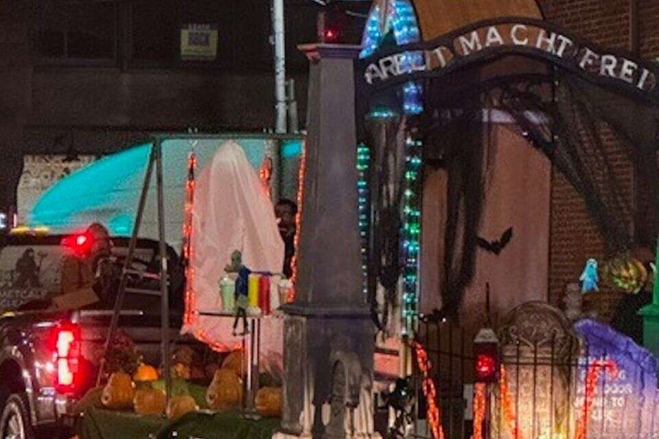 "העבודה משחררת" בליל כל הקדושים בפנסילבניה , לפי סעיף 27 א לחוק זכויות יוצרים