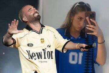 חולצות הכדורגל יוצאות מהמגרש למיינסטרים