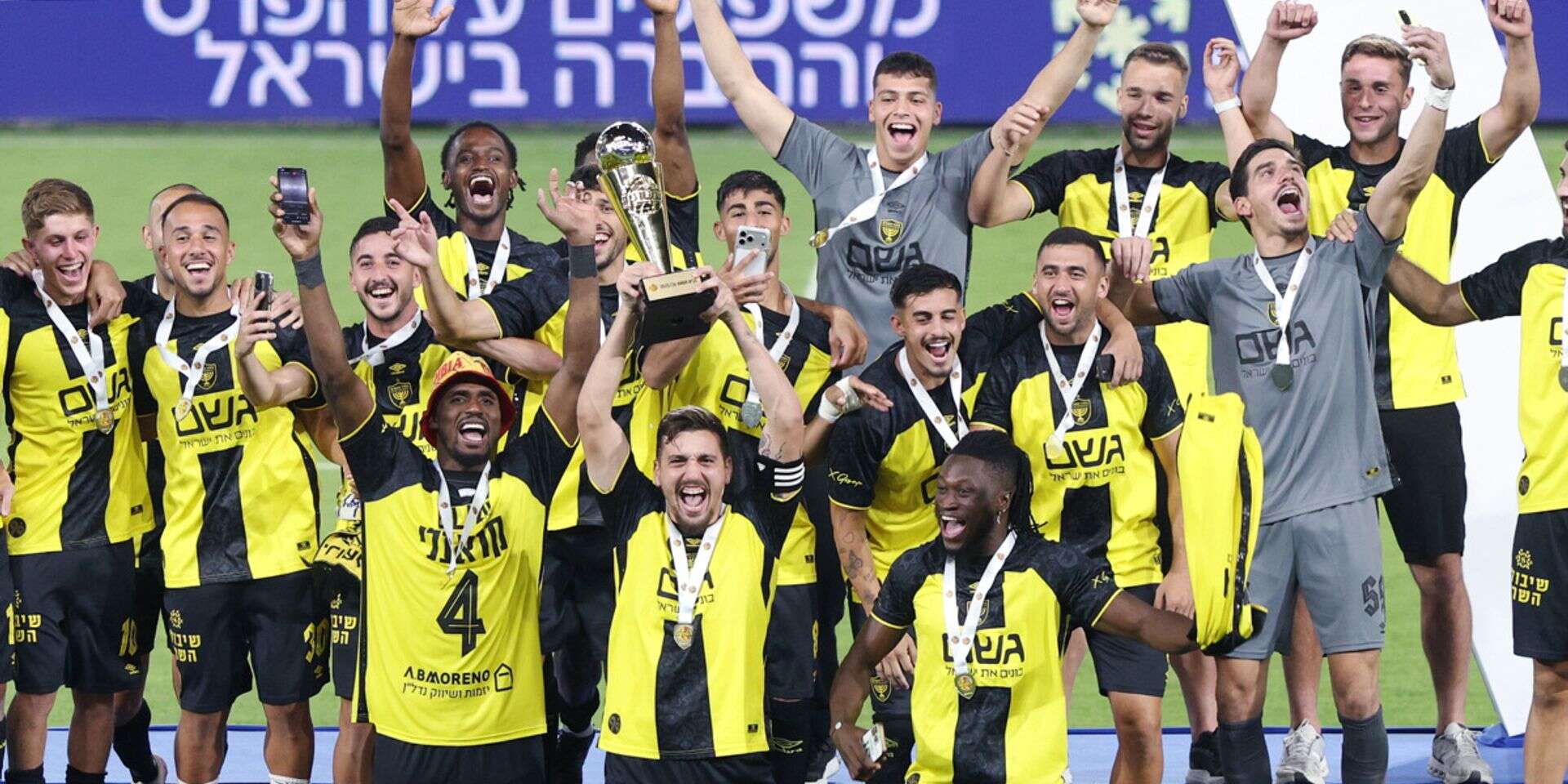 שחקני בית"ר ירושלים עם גביע הטוטו , אלן שיבר