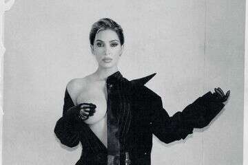 טופלס: קים קרדשיאן חושפת שדיים