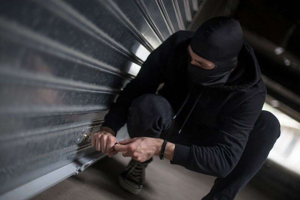 גניבה גנב מחסן עבירה פלילית , istockphoto