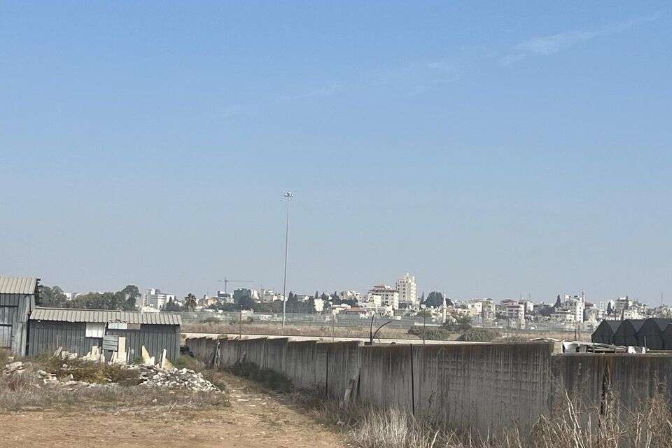 סיור בקו התפר , ללא