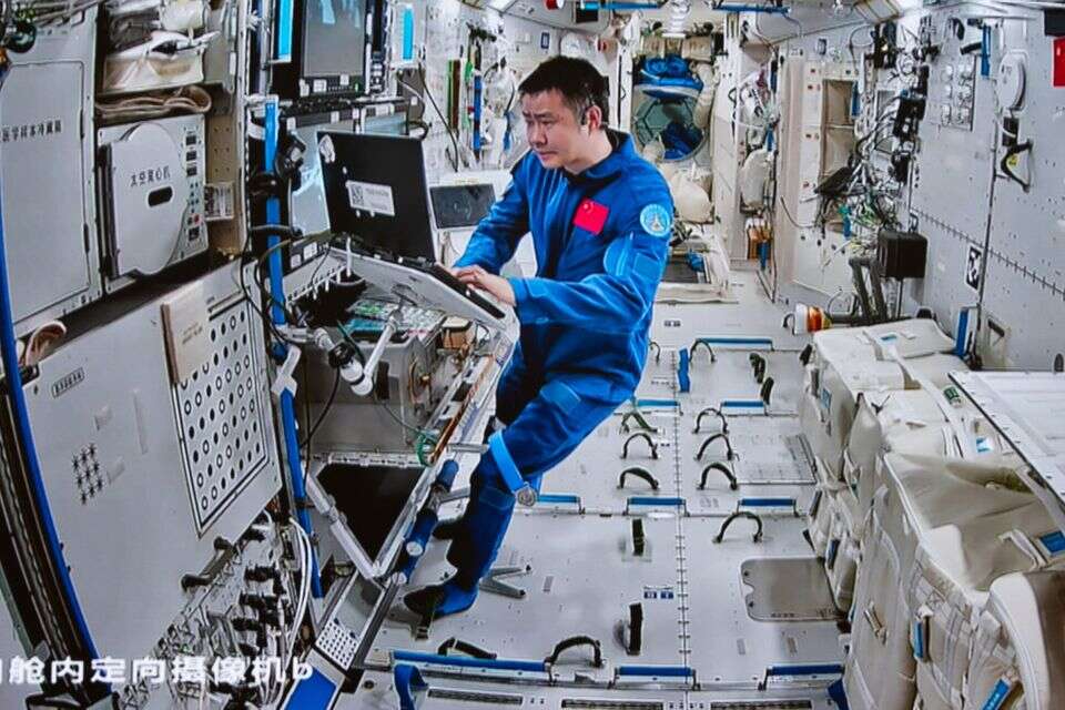 שלושה אסטרונאוטים סינים נתקעו בחלל: איך זה קרה - ומה השלב הבא?