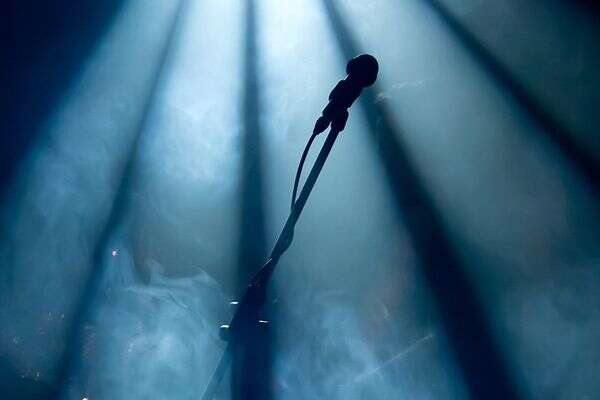 רגעי אימה. מיקרופון על הבמה , ללא קרדיט