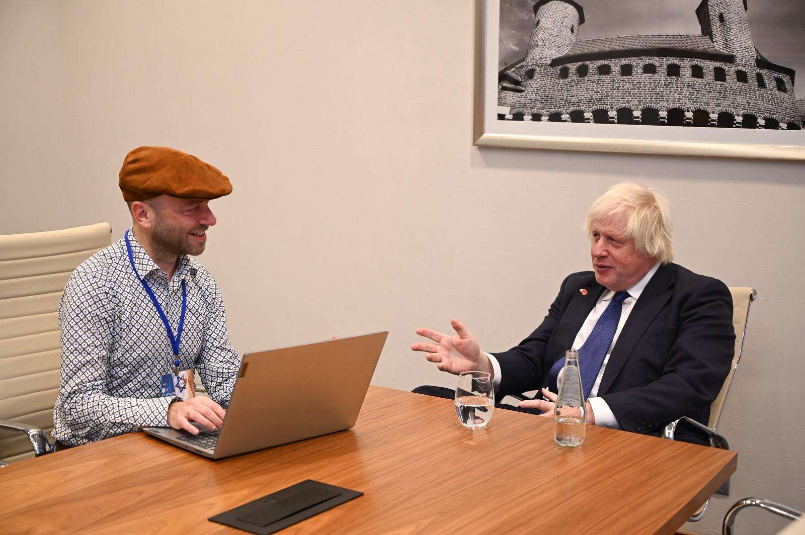 ג'ונסון וכתב "ישראל היום" ניסן שטראוכלר במהלך הראיון , .