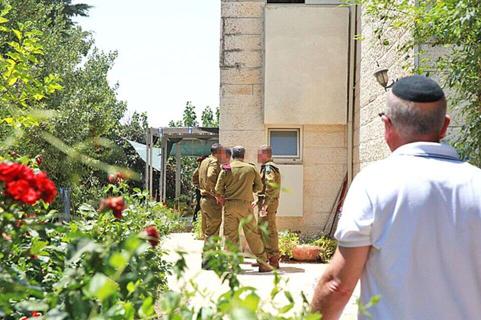 קציני נפגעים בפתח בית , ארכיון