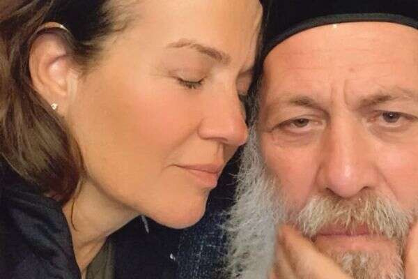 מחזיק כשהיא נשברת. צופית גרנט ושולי רנד , אינסטגרם