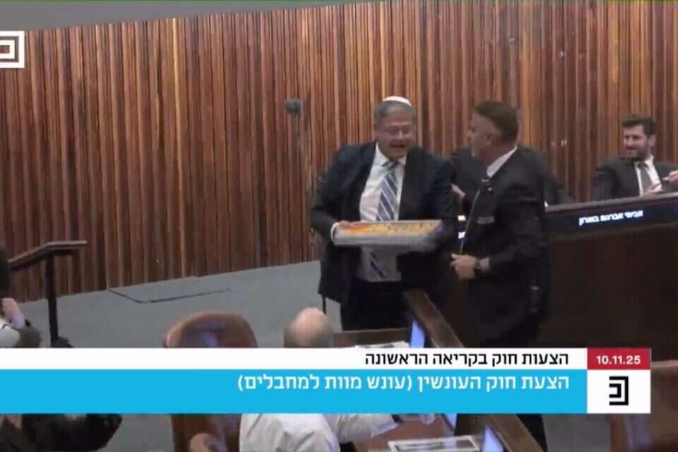 לחכות עם הבקלאוות? בן גביר באישור בקריאה ראשונה של חוק עונש מוות למחבלים, השבוע , צילום מסך מתוך ערוץ הכנסת
