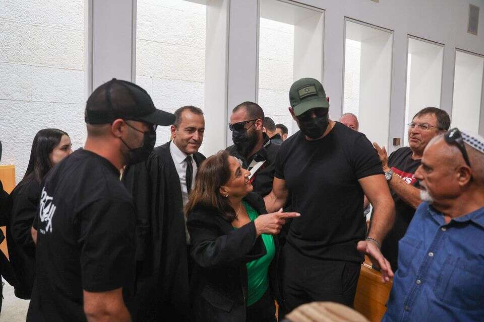 כוח 100 בכניסה לאולם בית המשפט העליון , אורן בן חקון