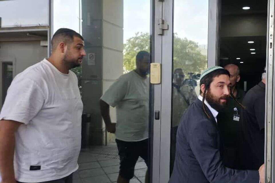 צבי סוכות בכניסה לחקירתו , ללא