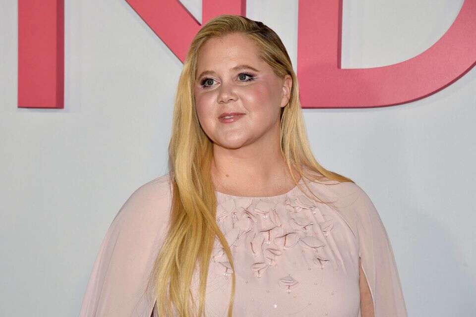 חצי איימי: השחקנית ההוליוודית חושפת גזרה דקיקה