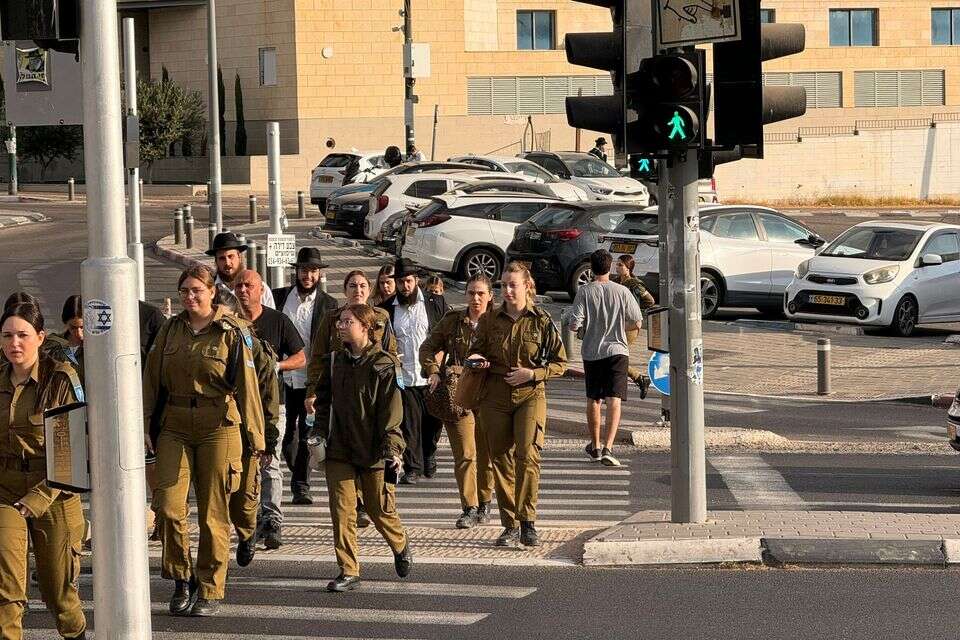חיילים בלשכת הגיוס בירושלים , .