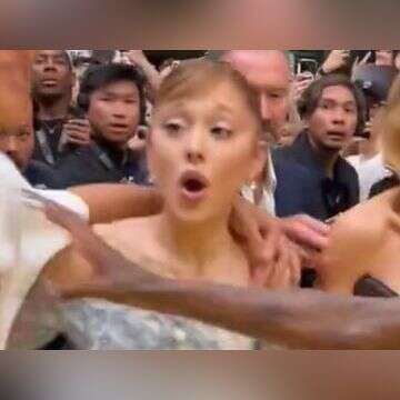 צפו: אריאנה גרנדה הותקפה על השטיח האדום