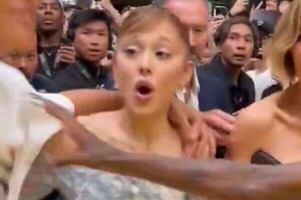 אריאנה גרנדה הותקפה על השטיח האדום , צילום מסך -X