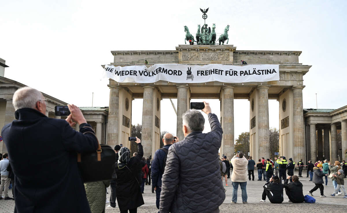 פרו-פלשתינים התבצרו על שער ברנדנבורג - והניפו שלט: "חופש לפלשתין"