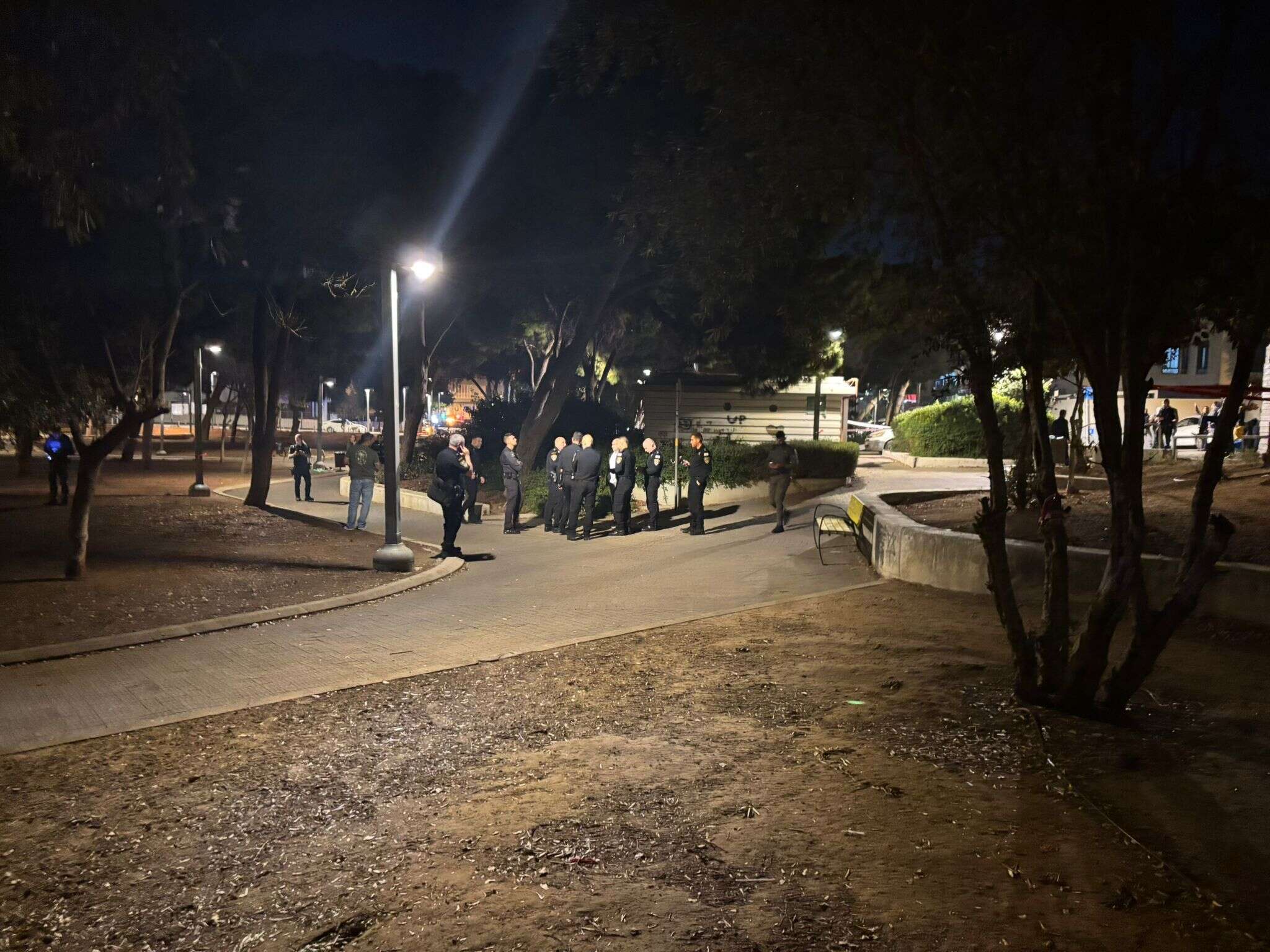 זעזוע בתל אביב: תושב זר נמצא ערוף ראש בגינה ציבורית