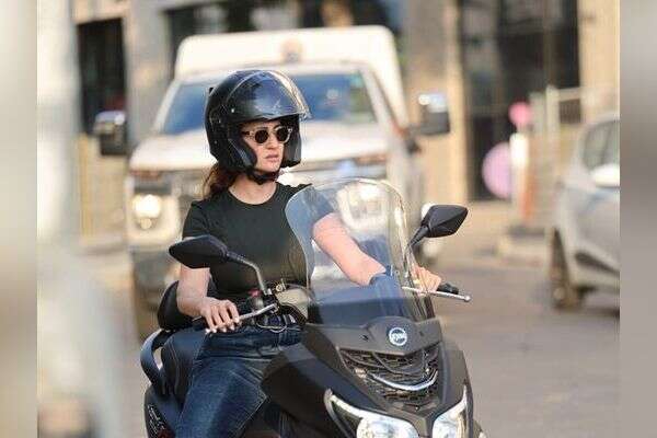 רונה לי שמעון עם קטנוע סאן יאנג חדש , רפי דלויה