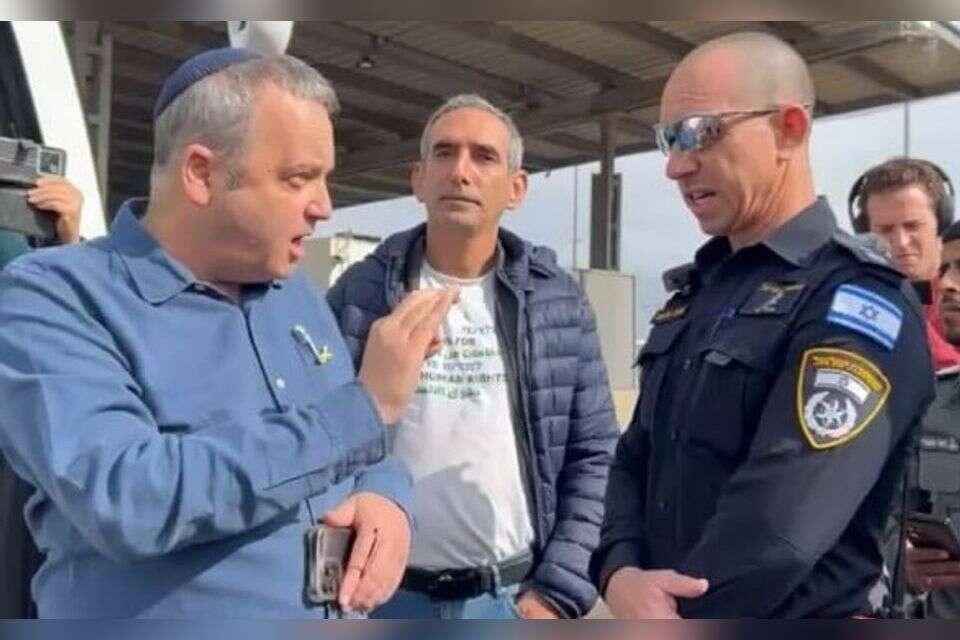חבר הכנסת גלעד קריב בעימות עם קצין משטרה לאחר שסורב להמשיך למסיק סמוך לבורין , .