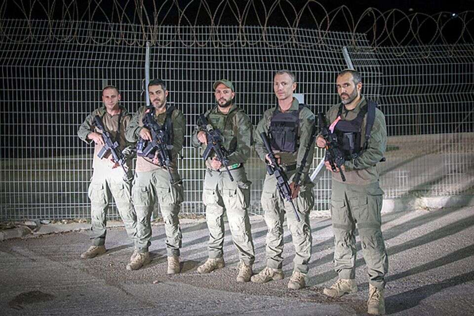 רן בכר (שני מימין) ואיתן סבג (במרכז) בסיור , אורן בן חקון