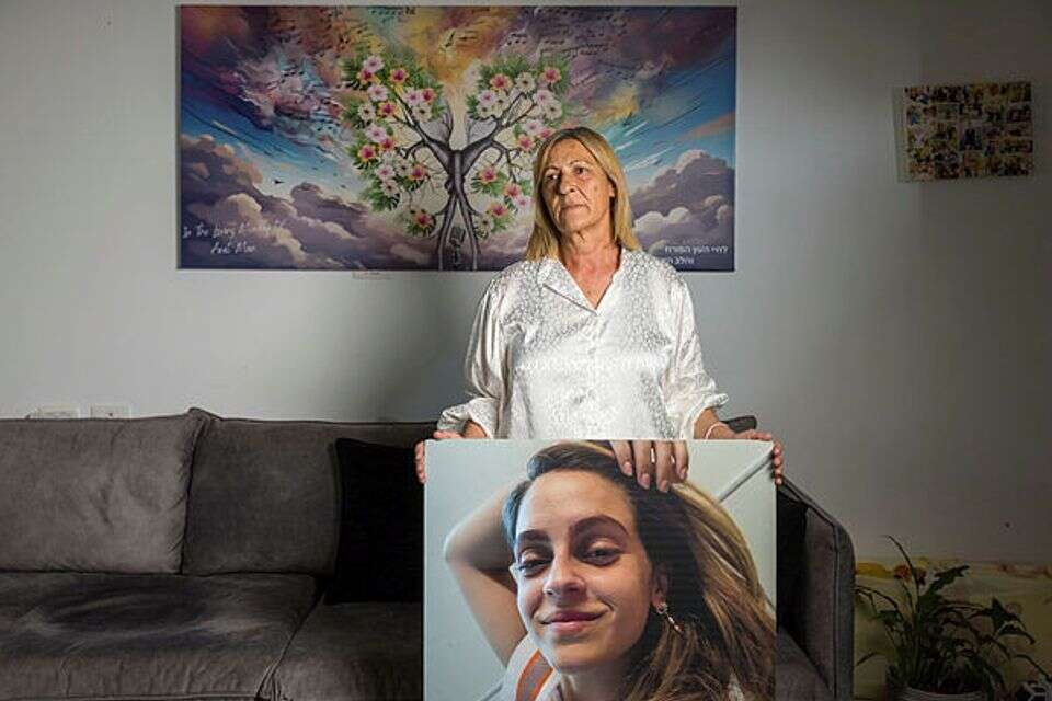 רחל מן עם תמונת ביתה עמית ז"ל , לירון מולדובן