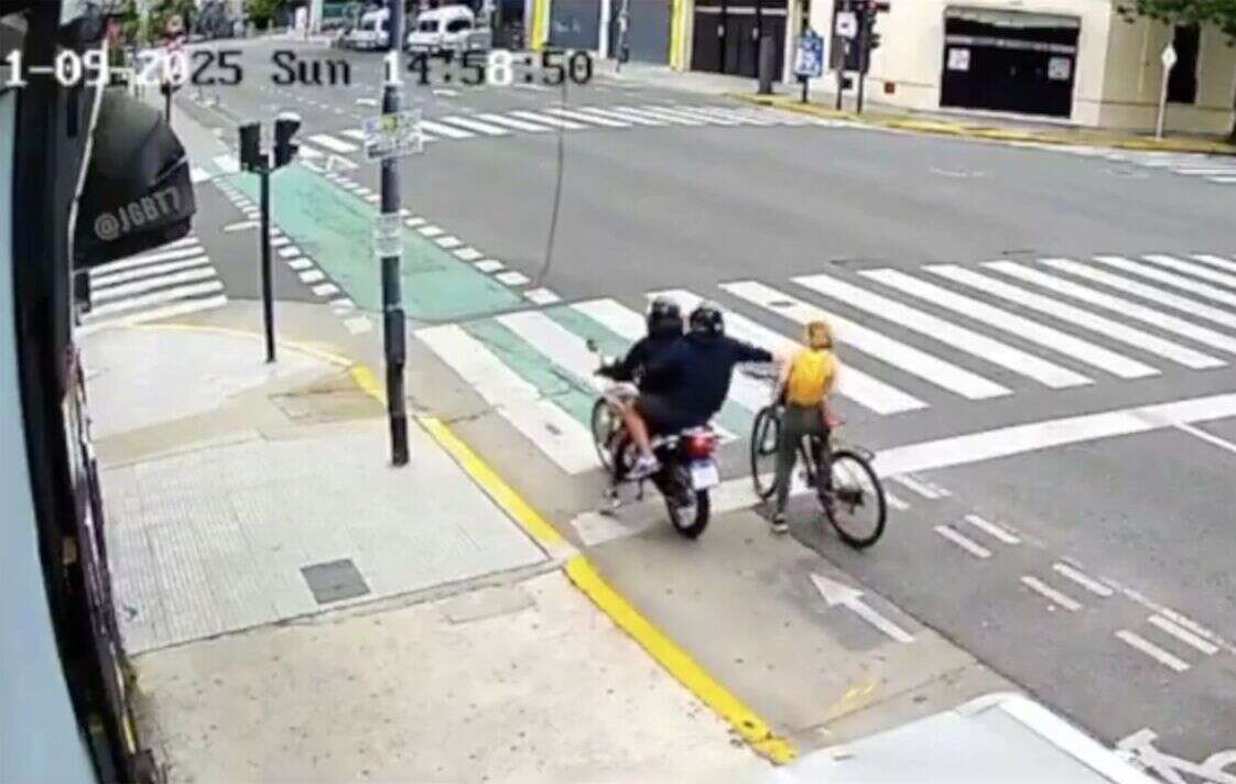 ניסיון שוד נגמר בהשפלה: התיירת גררה את הגנב מהאופנוע ולא שחררה