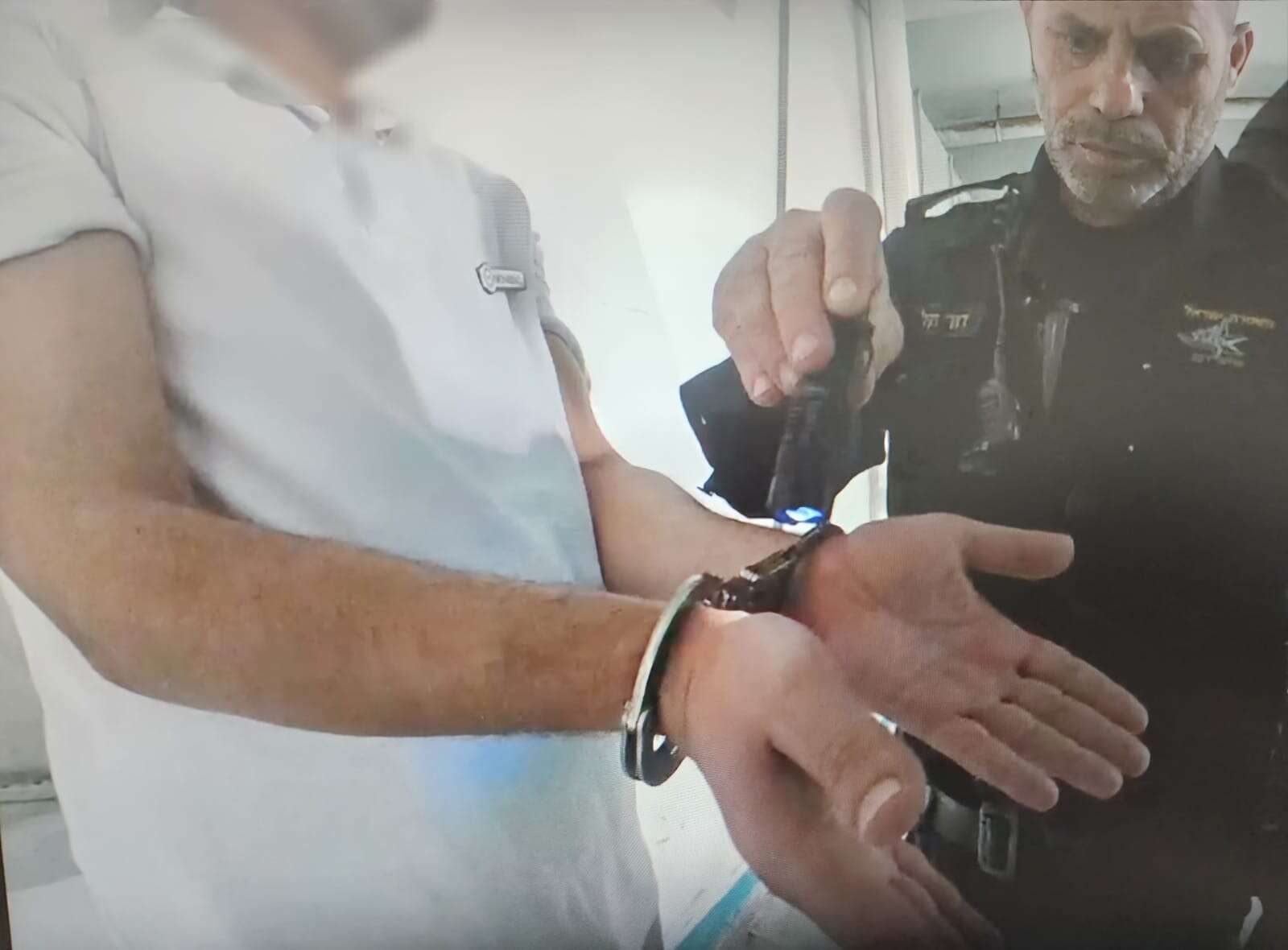 עם עט ופנס: מנקה חדרים חשוד שפרץ לכספות של אורחי מלון בת"א