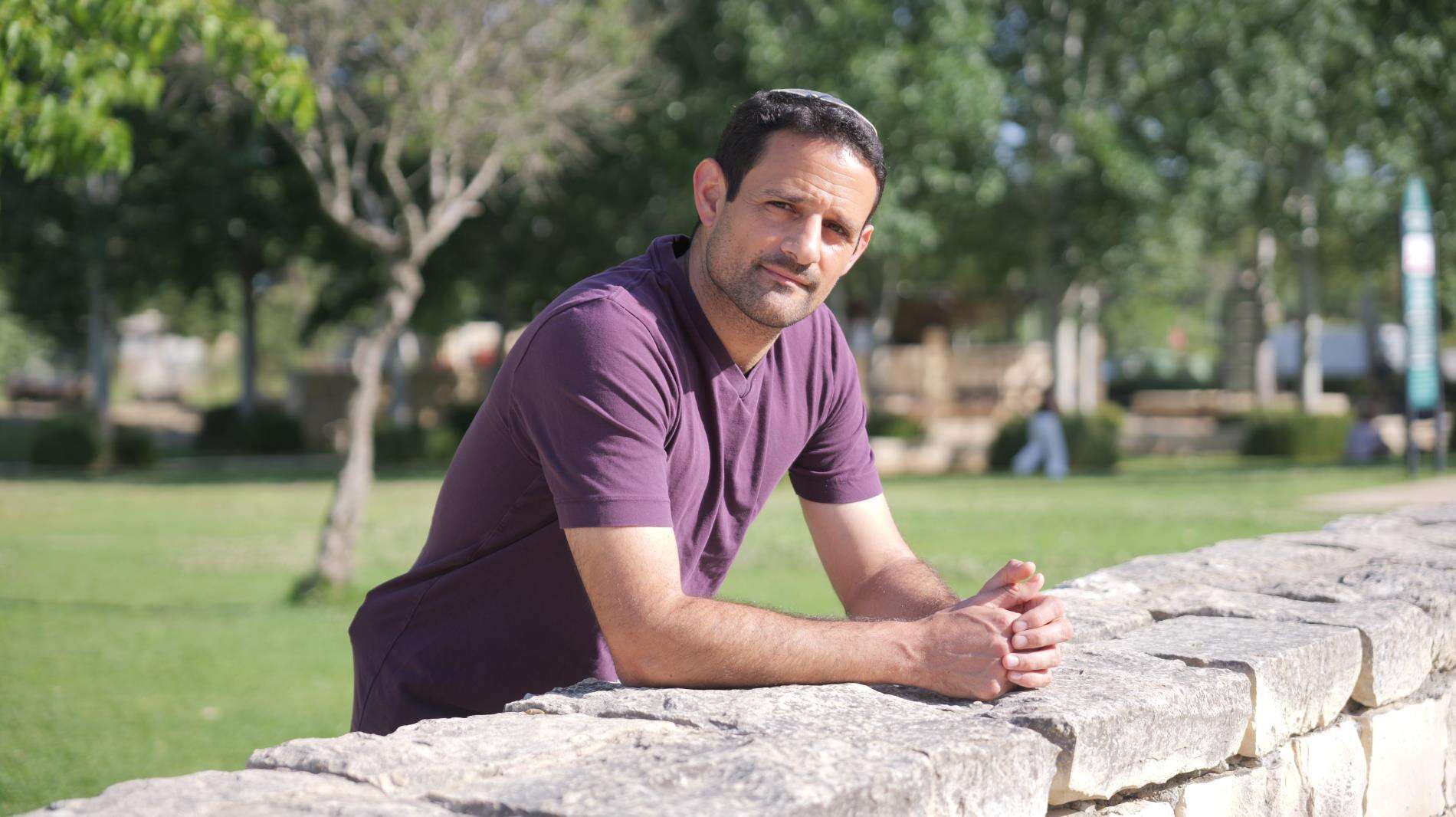 מהכיתה לבמה: איש החינוך משחרר מוזיקה על החיים בישראל