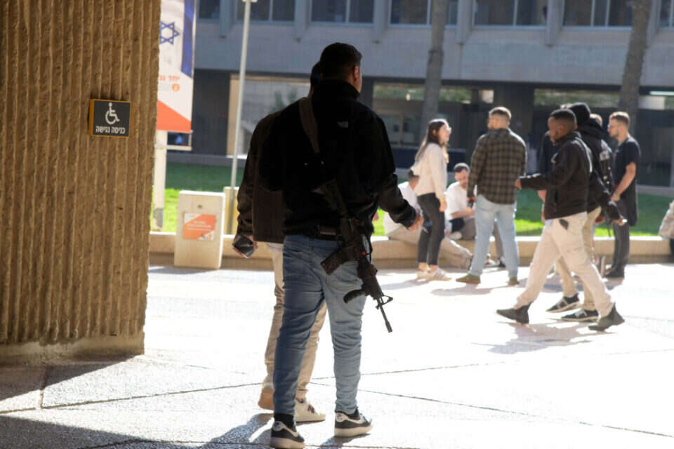 מילואימניק סטודנט באוניברסיטת בן גוריון , לפי סעיף 27א בחוק לזכויות יוצרים
