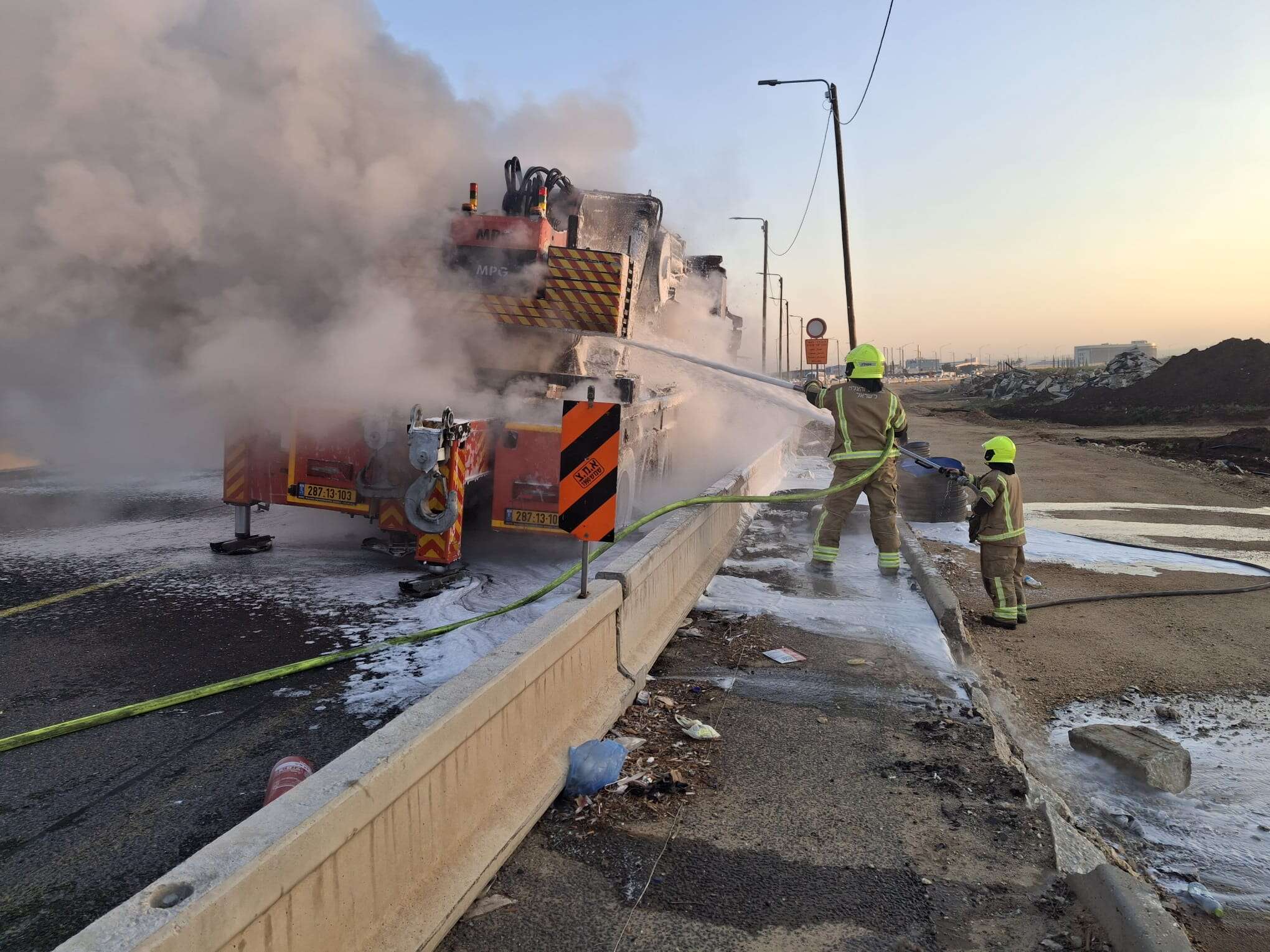 בגלל משאית שעלתה באש: עומסי תנועה כבדים בכביש 1
