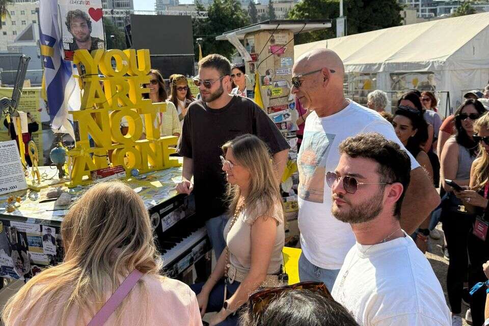 אלון אהל בכיכר החטופים , מטה משפחות החטופים