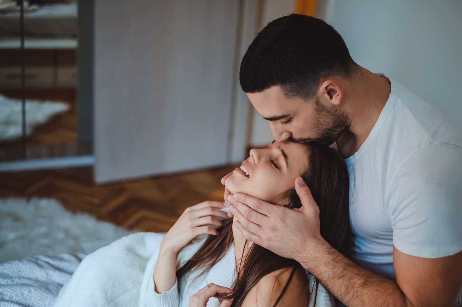 זוגיות אהבה יחסים נשיקה דייט , istockphoto
