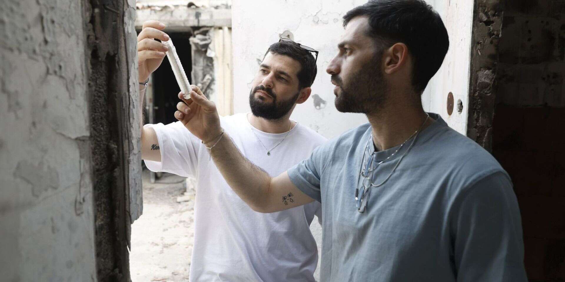 גלי וזיו ברמן עם המזוזה מביתם בכפר עזה , מטה משפחות החטופים