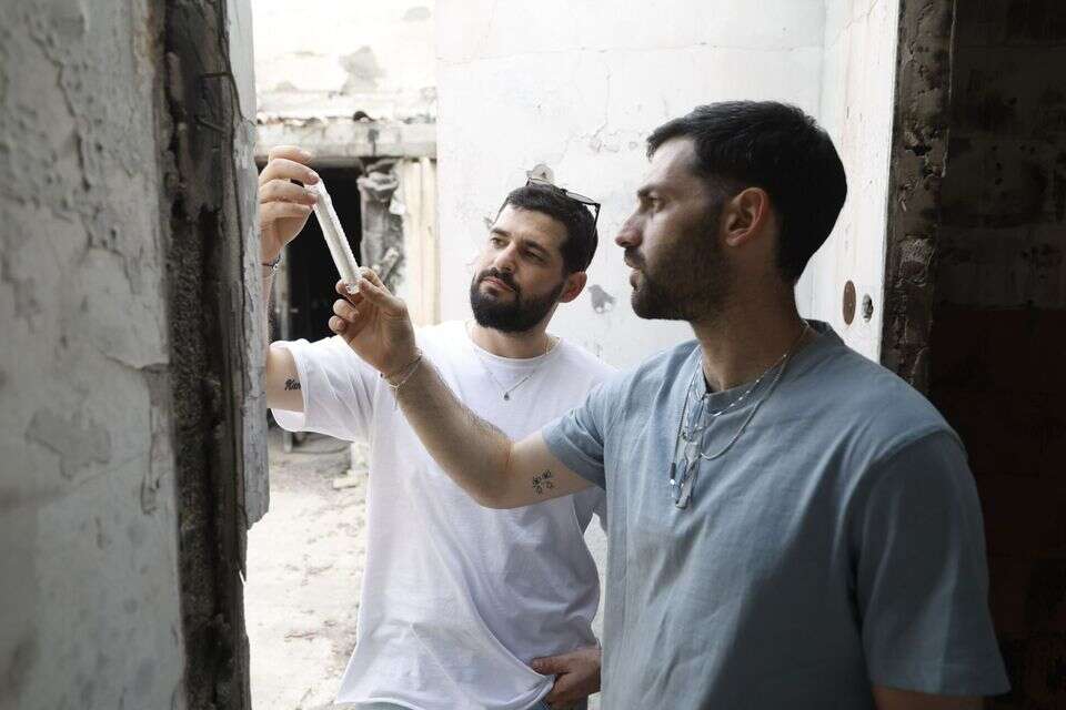 גלי וזיו ברמן עם המזוזה מביתם בכפר עזה , מטה משפחות החטופים