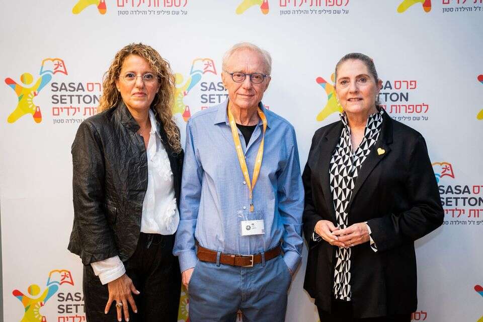 אשת הנשיא, מיכל הרצוג, הסופר דויד גרוסמן ווסגניות יו״ר הדירקטוריון ונציגת משפחת התורמים, סוניה גומז דה מסקיטה , בנימין ויסמן