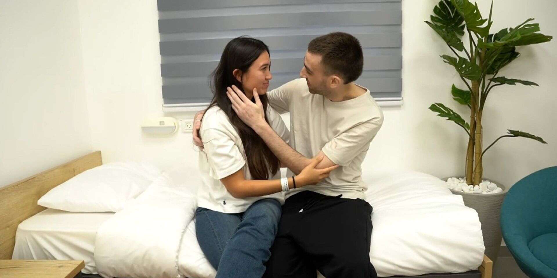 המפגש המרגש ביום השחרור. אבינתן אור ונועה ארגמני (ארכיון) , דובר צה"ל