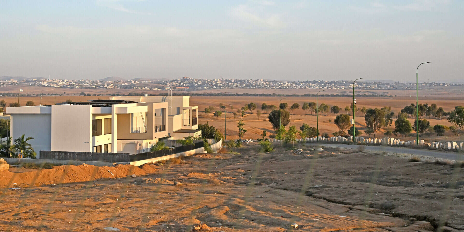 בית בכרמית על רקע הישוב חורה. בטווח ירי מנשק קל , אפרת אשל