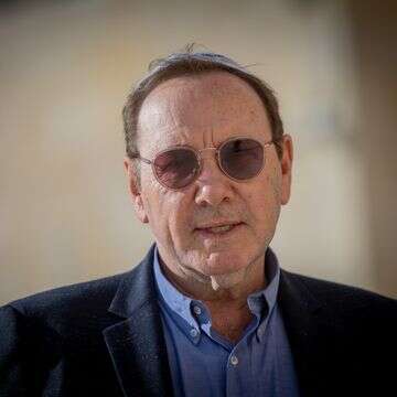 קווין ספייסי מודה: "אין לי בית"