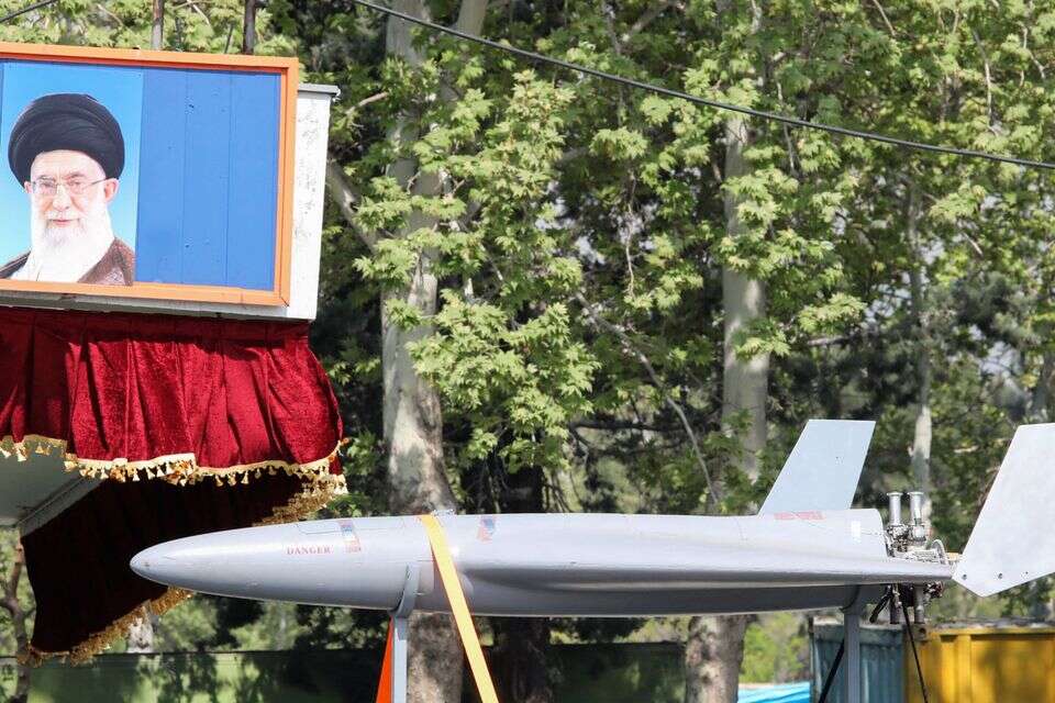 תמונה של חמינאי על רקע דגם של טיל איראני , אי.אף.פי